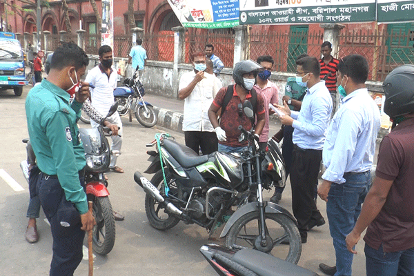 সামাজিক দূরত্ব বজায় রাখতে বরিশালে ভ্রাম্যমাণ আদালতে জরিমানা
