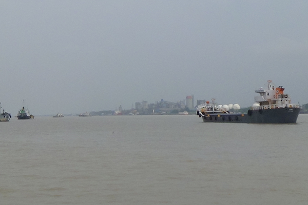 ভারতে আটকে পড়া ৩ শতাধিক জাহাজ ফিরছে মোংলায়