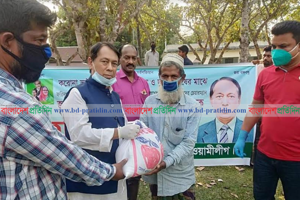 আলফাডাঙ্গায় কর্মহীনদের মাঝে খাদ্য সামগ্রী বিতরণ