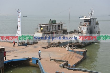 দৌলতদিয়া-পাটুরিয়া নৌরুটে ফেরি চলাচল বন্ধ