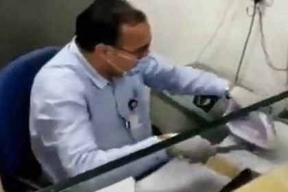 করোনা এড়াতে ইস্ত্রি ব্যবহার ব্যাংক কর্মীর (ভিডিও)