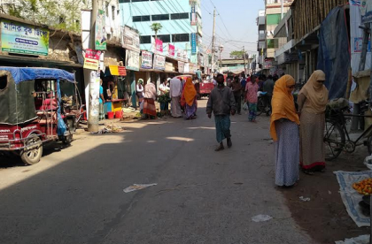 চাঁপাইনবাবগঞ্জে কমছে না জনসমাগম