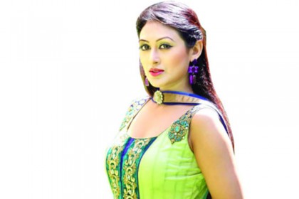 মেকআপ শিল্পীদের পাশে দাঁড়ালেন কুসুম শিকদার