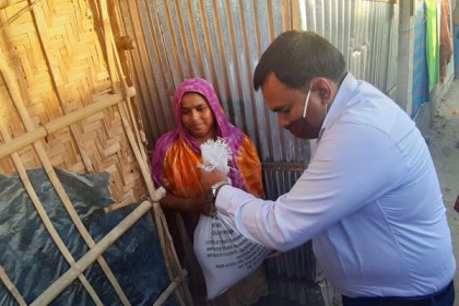 ঠাকুরগাঁওয়ে প্রতিবন্ধীদের মাঝে ত্রাণ বিতরণ