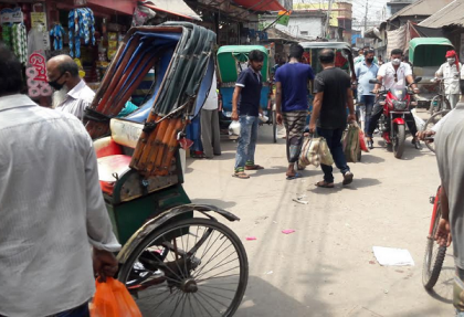 সামাজিক দূরত্ব নিয়ে বাগেরহাটে চলছে 'চোর-পুলিশ খেলা'