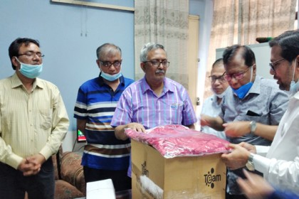 রাজশাহীর চিকিৎসকদের পিপিই দিলেন বাদশা