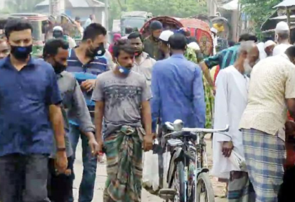 ঝালকাঠিতে মানা হচ্ছে না সামাাজিক দুরত্ব, ৯ জনকে জরিমানা