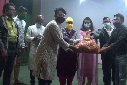 পঞ্চগড়ে সাংস্কৃতিক কর্মীদের খাবার দিলো জেলা প্রশাসন 