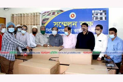 বগুড়া করোনা আইসোলেশন কেন্দ্রে এমপি সিরাজের পিপিই প্রদান
