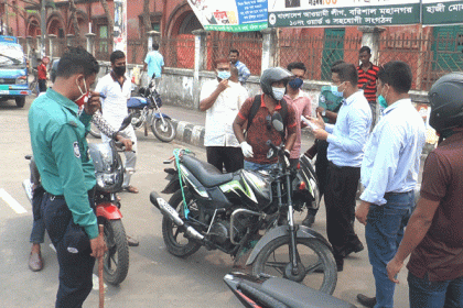 সামাজিক দূরত্ব বজায় রাখতে বরিশালে ভ্রাম্যমাণ আদালতে জরিমানা
