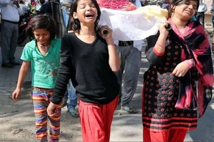 কারোনা আতঙ্কে এলাে না কেউ, মরদেহ কাঁধে নিয়ে শ্মশানে চার মেয়ে!