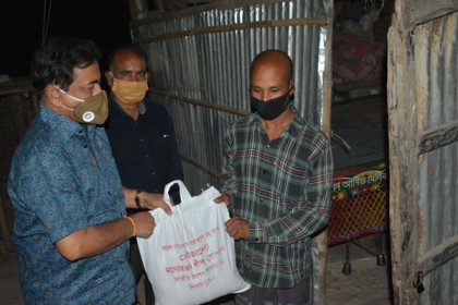 রাতের আঁধারে বাড়ি বাড়ি পৌঁছে যাচ্ছে খাদ্যসামগ্রী