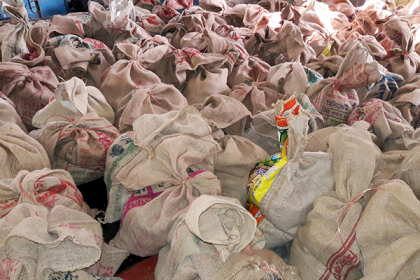 লোহাগড়ায় ঘরে ঘরে খাদ্য সহায়তা