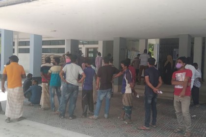 মেহেরপুরে ৫শ ইজিবাইক চালককে খাদ্যসামগ্রী প্রদান