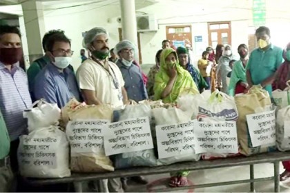 সুস্থ হয়ে বাড়ি ফেরা ব্যক্তিদের অর্থ ও খাদ্য সহায়তা শেবাচিমের চিকিৎসকদের