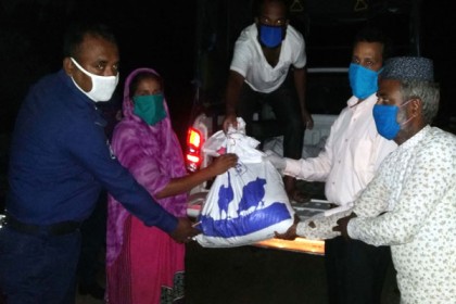 গভীর রাতে বাড়িতে খাবার পৌঁছে দিলেন ইউএনও