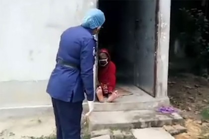 চাচি বাসায় আছেন? আমি পুলিশের এসপি, খাবার নিয়ে এসেছি