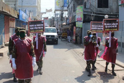 পিরোজপুরে সামাজিক দূরত্ব লঙ্ঘন করায় জরিমানা