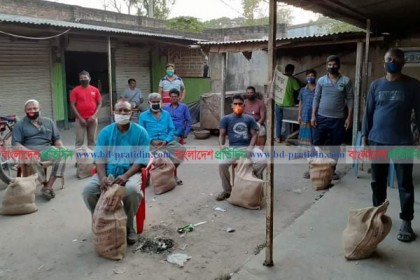 যশোরে গৃহবন্দী শ্রমজীবীদের পাশে বসুন্ধরা সিমেন্ট
