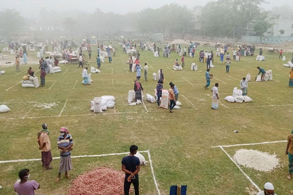 বালিয়াকান্দিতে সামাজিক দূরত্ব মেনেই কৃষকের হাট