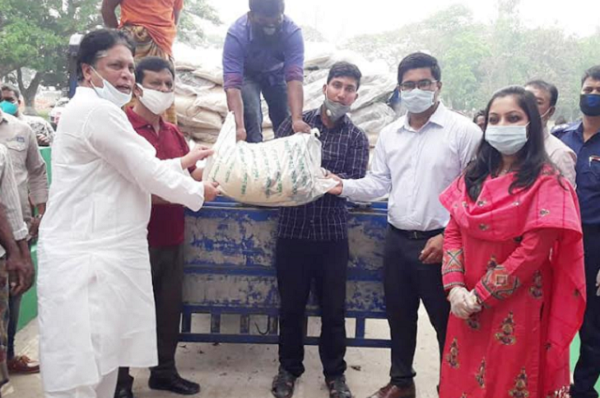 
বাজিতপুরে ৩২০০ পরিবারের ঘরে এক সপ্তাহের খাদ্যসামগ্রী বিতরণ 