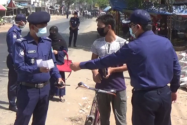 ঝিনাইদহে করোনা প্রতিরাধে কঠোর অবস্থানে পুলিশ