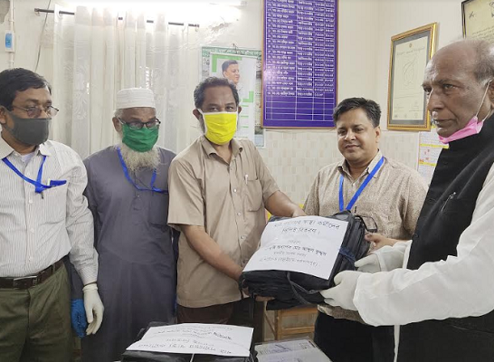 চিকিৎসকদের মাঝে পিপিই বিতরণ করলেন সাংসদ আব্দুল কুদ্দুস