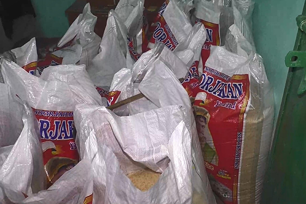 আওয়ামী লীগ নেতার বাড়ি থেকে ২৫০০ কেজি ত্রাণের চাল জব্দ