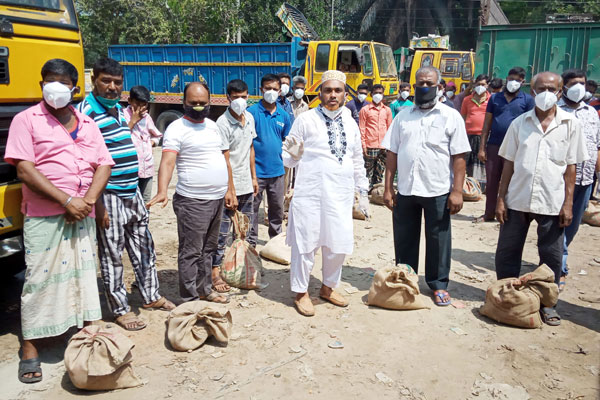 নড়াইলে ট্রাক শ্রমিকদের খাদ্য সহায়তা