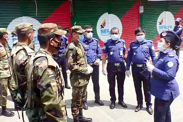 ঝালকাঠিতে জনসমাগম রোধে সেনাবাহিনী ও পুলিশের যৌথ অভিযান 