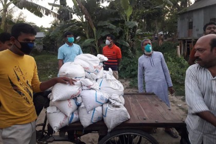 বাড়ি বাড়ি ত্রাণ পৌঁছে দিচ্ছেন মাদারীপুরের ইউএনও