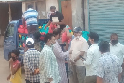 করোনায় কর্মহীনদের খাদ্য সহায়তা ধামরাই উপজেলা চেয়ারম্যানের