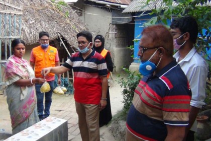 সাতক্ষীরায় দরিদ্র মানুষের বাড়ি বাড়ি খাদ্যসামগ্রী বিতরণ