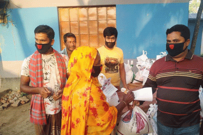 বড়াইগ্রামে বিএনপির খাদ্য সামগ্রী বিতরণ

