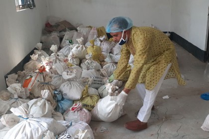 শ্রীপুরে কর্মহীন পরিবারে বিভিন্ন সংগঠনের খাদ্যসামগ্রী বিতরণ