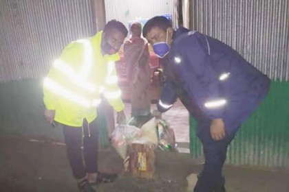 অনাহারী বিধবার ঘরে খাবার পৌঁছে দিলেন নাঙ্গলকোটের ওসি