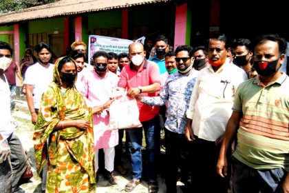 টাঙ্গাইলে ত্রাণসামগ্রী বিতরণ 