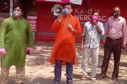 করোনা রোধে হাটে-বাজারে 
মাইক হাতে