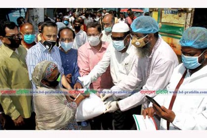 বগুড়ায় এমপি সিরাজের পক্ষে খাদ্যসামগ্রী বিরতণ