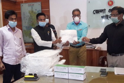 গাইবান্ধায় ৭০০ পিপিই ও ৫ হাজার সার্জিক্যাল মাস্ক বিতরণ