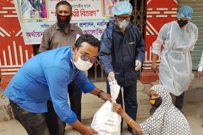 নরসিংদীতে তিন শতাধিক দুস্থ পরিবারের মাঝে খাদ্যসামগ্রী বিতরণ  
