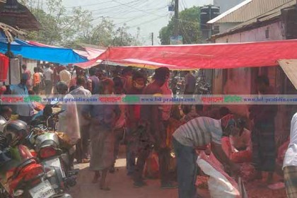 সরকারি নির্দেশনা অমান্য করে সেতাবগঞ্জে জমজমাট হাট