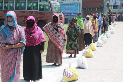 শরীয়তপুরে ৪শ ভিক্ষুকের মাঝে পুলিশের ত্রাণ বিতরণ