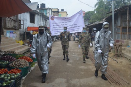 লামা বাজারে সেনাবাহিনীর ত্রাণ, মাস্ক বিতরণ ও জীবাণুনাশক স্প্রে