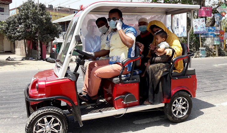 ডায়রিয়া আক্রান্ত শিশুকে হাসপাতালে পৌঁছে দিলেন মেয়র