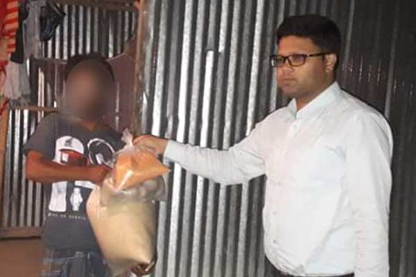 ৩৩৩-এ ফোন, গভীর রাতে ত্রাণ পৌঁছে দিলেন ইউএনও