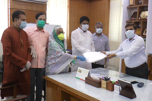 চিকিৎসক পুলিশ ও সাংবাদিকদের পিপিই দিল যশোর বিএনপি