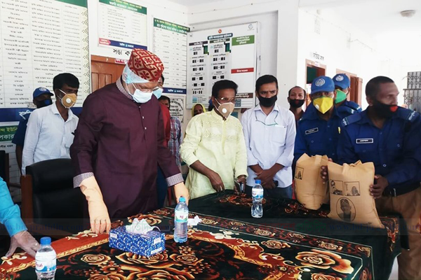 সরকারি ত্রাণের ব্যাগে নিজের ছবির প্রচারে এমপি ফারুক