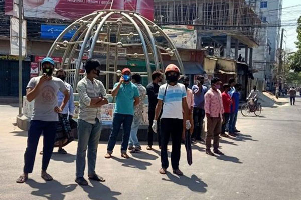 চাঁপাইনবাবগঞ্জে অহেতুক ঘোরাফেরা করলেই শাস্তি 