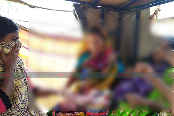 রাস্তায় গুঁড়ি ফেলে স্থানীয়দের লকডাউন, অটোরিকশাতেই সন্তান প্রসব 